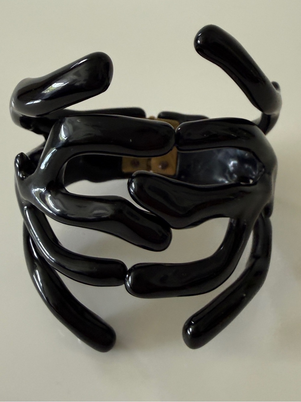 ANGELA CAPUTI Hinged Resin Coral Bracelet Bangle Bracelet - Black